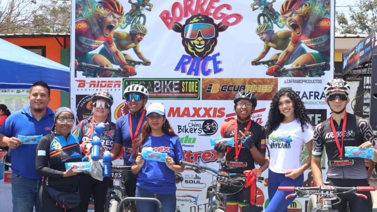 Los competidores, además de pedalear hubo fiesta de espuma y piscinas.