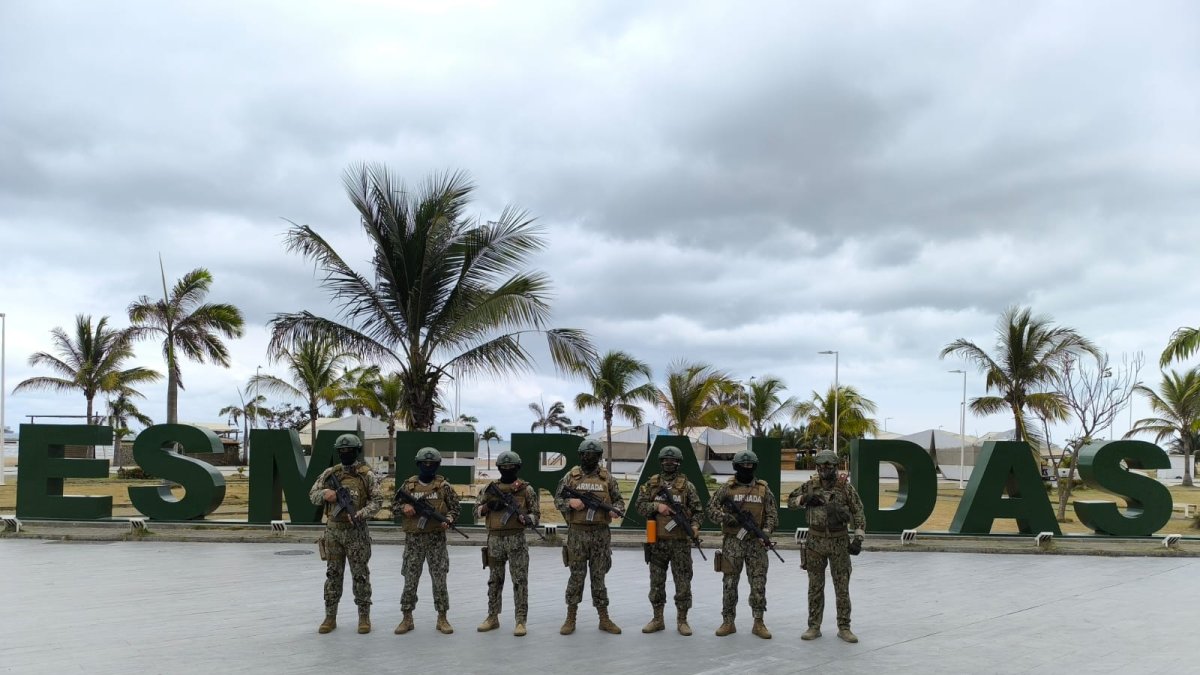 Los uniformados patrullan la ciudad de Esmeraldas.