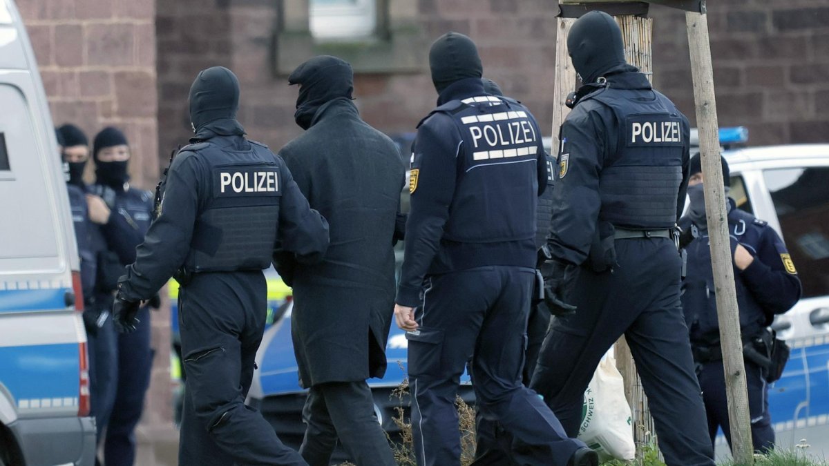 Agentes de la Policía Federal alemana llevan a un detenido, presunto miembro de una organización terrorista de extrema derecha, el 5 de noviembre 2024.