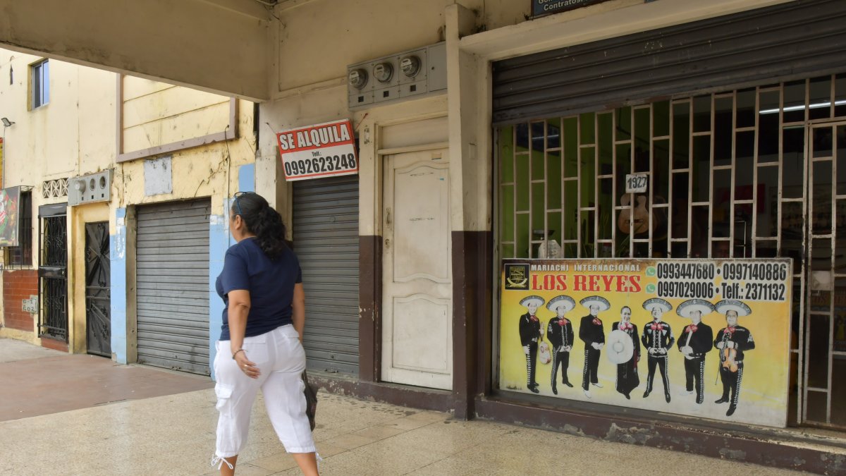 Quiebra. En Guayaquil se ven decenas de locales con el letrero ‘se alquila’, una evidencia de los comercios que han cerrado.