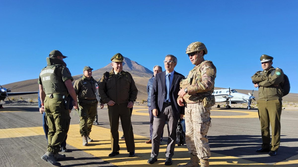 El subsecretario de la cartera Luis Cordero (c), durante su visita a la ciudad fronteriza de Colchane, región de Tarapacá (Chile).
