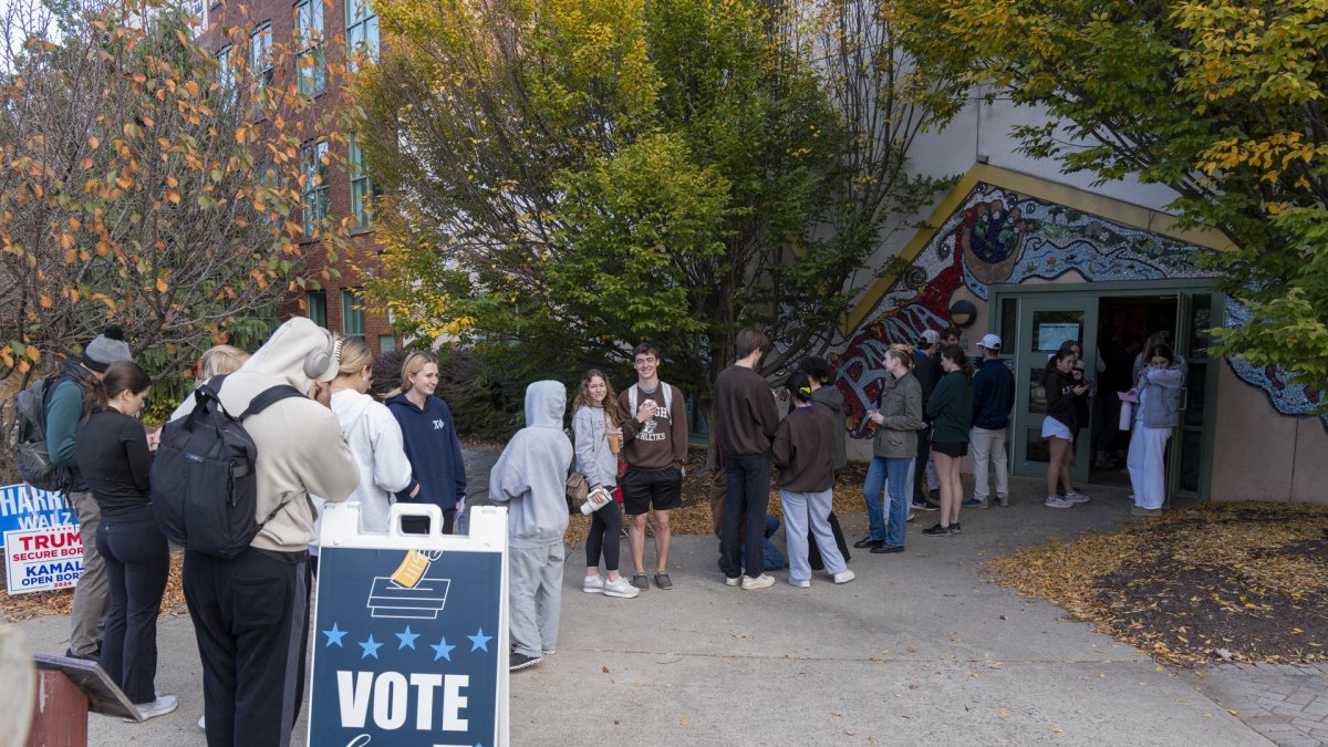 Personas esperan en una fila para votar en un centro de votación instalado en la tienda Banana Factory, este martes, en Bethlehem, Pensilvania (Estados Unidos).