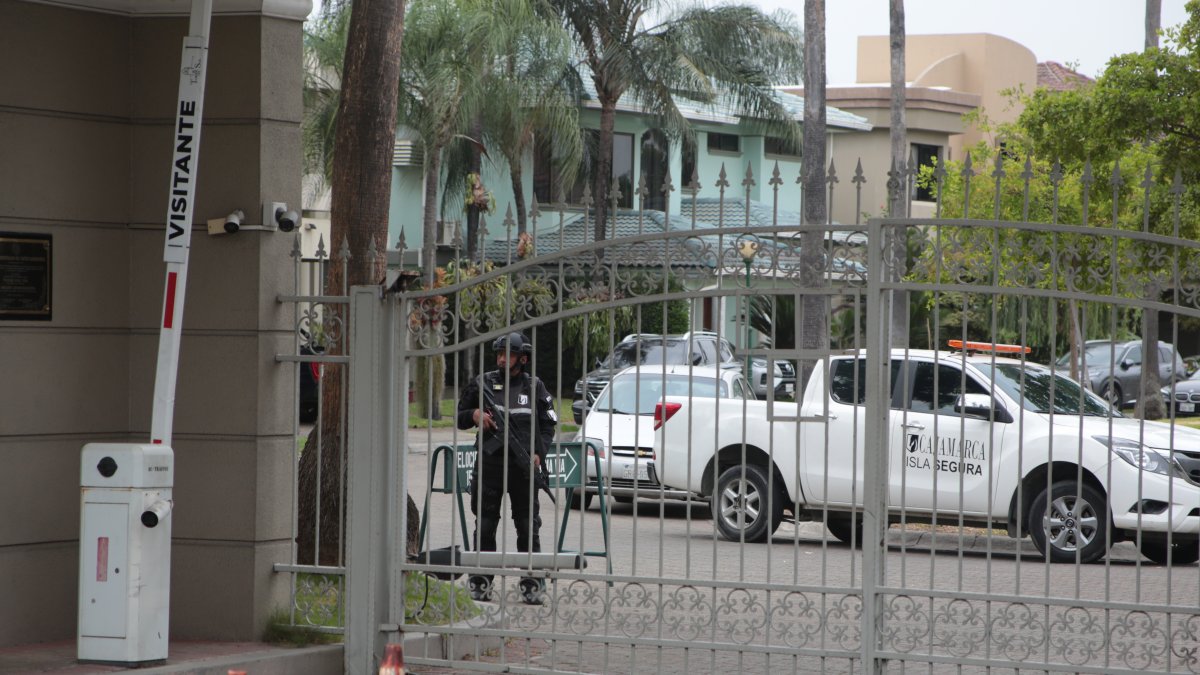 Policía. Durante el día, personal de la Policía entró y salió de la ciudadela. Dentro de ella, se observó además a personal monitoreando y recabando información en el sitio.