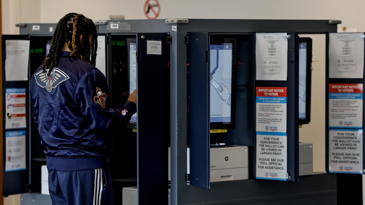 Una persona emite su voto en el recinto electoral de la Biblioteca Metropolitana del Condado de Fulton el día de las elecciones en Atlanta, Georgia, EE. UU., el 5 de noviembre de 2024.