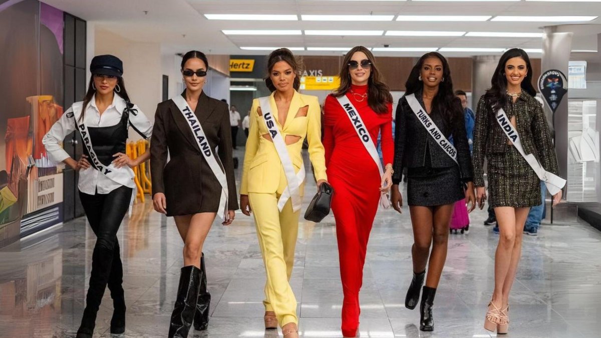 Cinco de las 130 candidatas a Miss Universo a su llegada al aeropuerto de Ciudad de México.