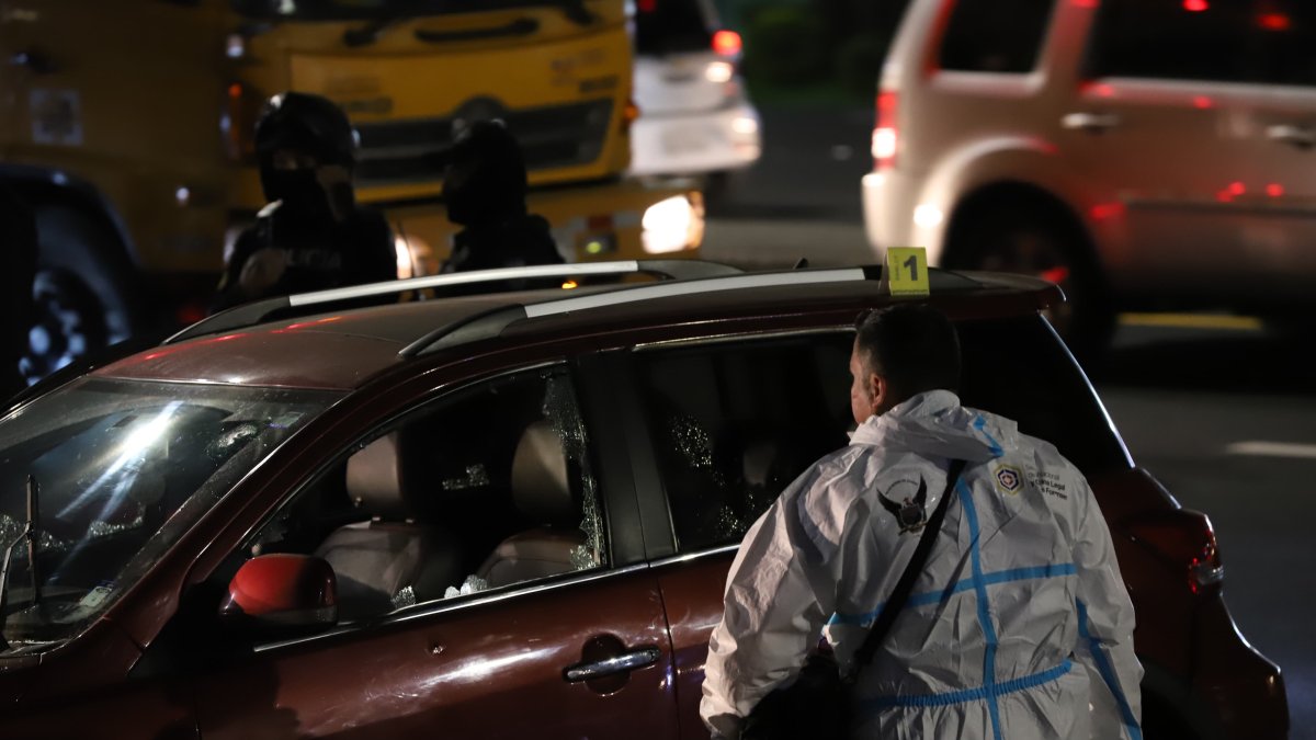 Equipo de Criminalística llegó hasta el lugar donde se registró el asesinato.