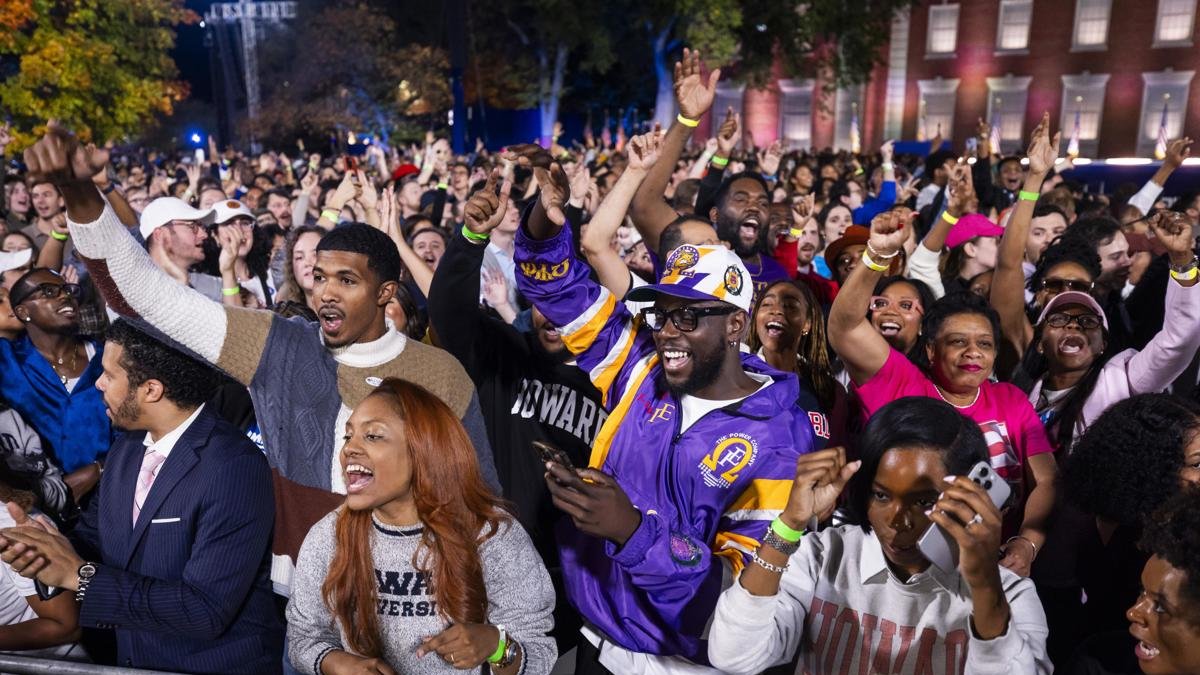 Partidarios de la candidata demócrata Kamala Harris se reúnen para una fiesta de vigilancia nocturna de las elecciones en la Universidad Howard en Washington, este martes 5 de noviembre.