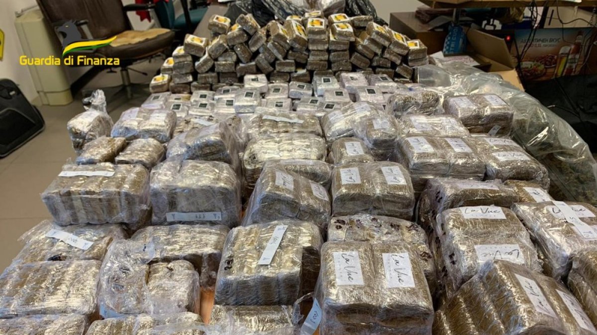 En el operativo se incautó 2 toneladas de droga.