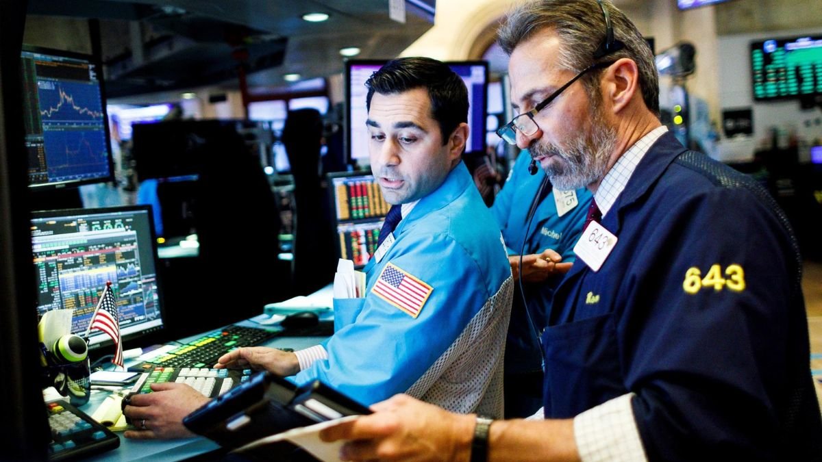 Fotografía de archivo en donde corredores de bolsa trabajan en Wall Street.