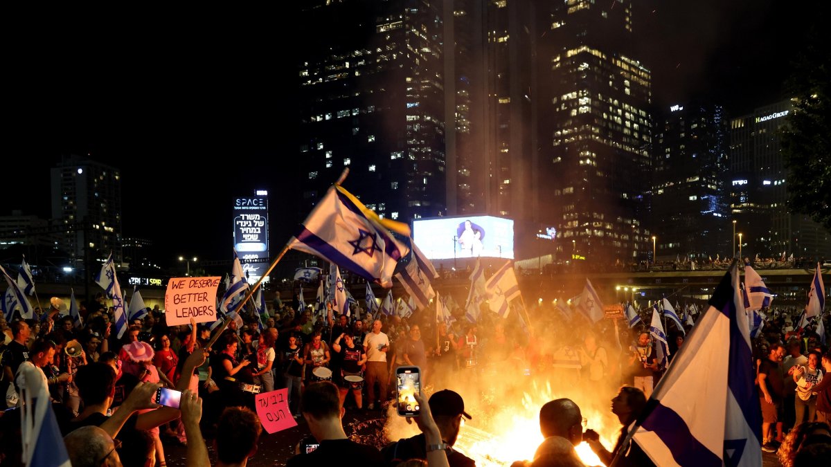 Manifestantes antigubernamentales salen a las calles después de que el primer ministro israelí despidiera al ministro de Defensa, Yoav Gallant, en Tel Aviv, Israel, el 5 de noviembre de 2024.