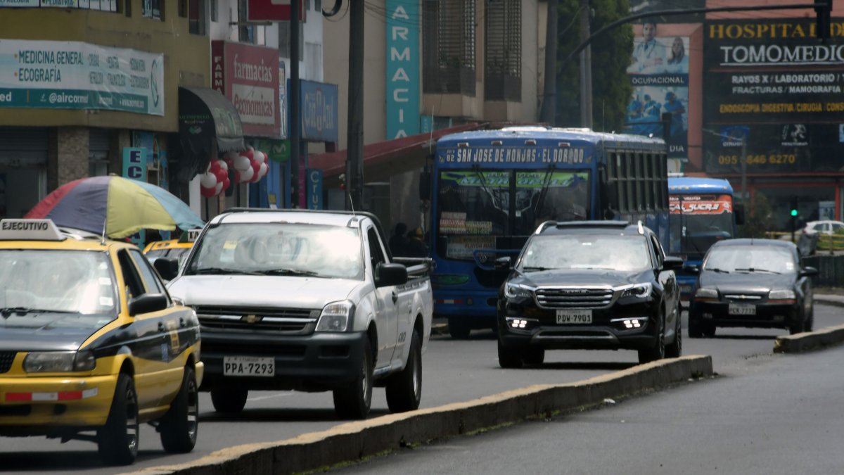 La medida Pico y placa se lleva a cabo para reducir la congestión vial en la urbe.