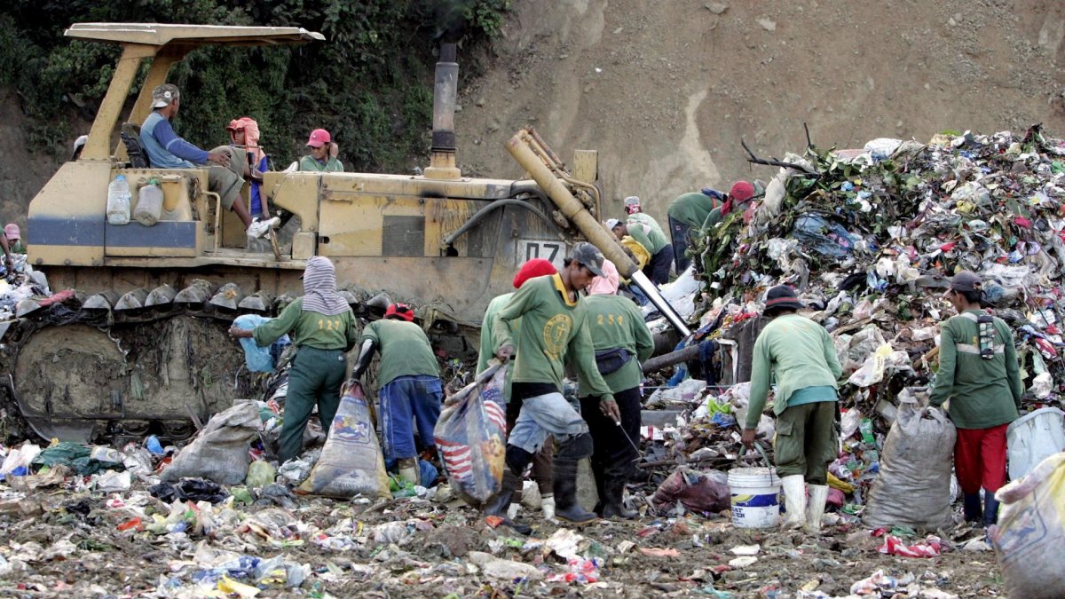 Varios filipinos en un vertedero sanitario en la localidad de Rodríguez, provincia de Rizal, al noreste de Manila.