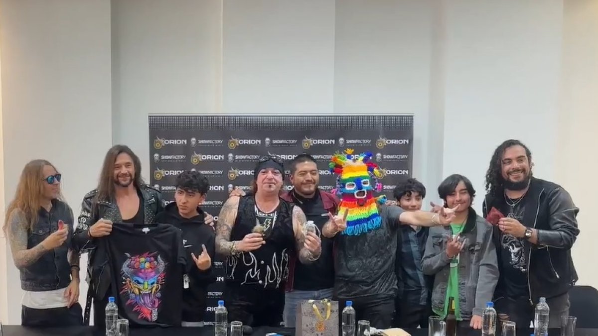 Cinco de los ocho músicos del grupo madrileño encararon a la prensa musical. Recibieron de sus fans máscaras y camisetas de Diablo Umas como obsequio.