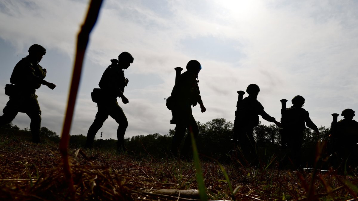 Los reclutas taiwaneses llevan lanzacohetes durante un simulacro con fuego real dentro de una base militar en la ciudad de Tainan, Taiwán, el 6 de noviembre de 2024.