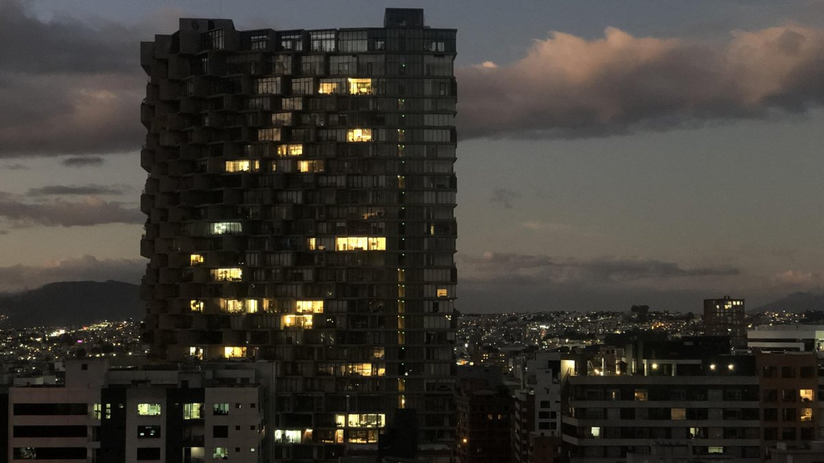 Fotografía de archivo de un atardecer en el centro financiero del norte de Quito en medio de un apagón por la crisis energética que atraviesa Ecuador.