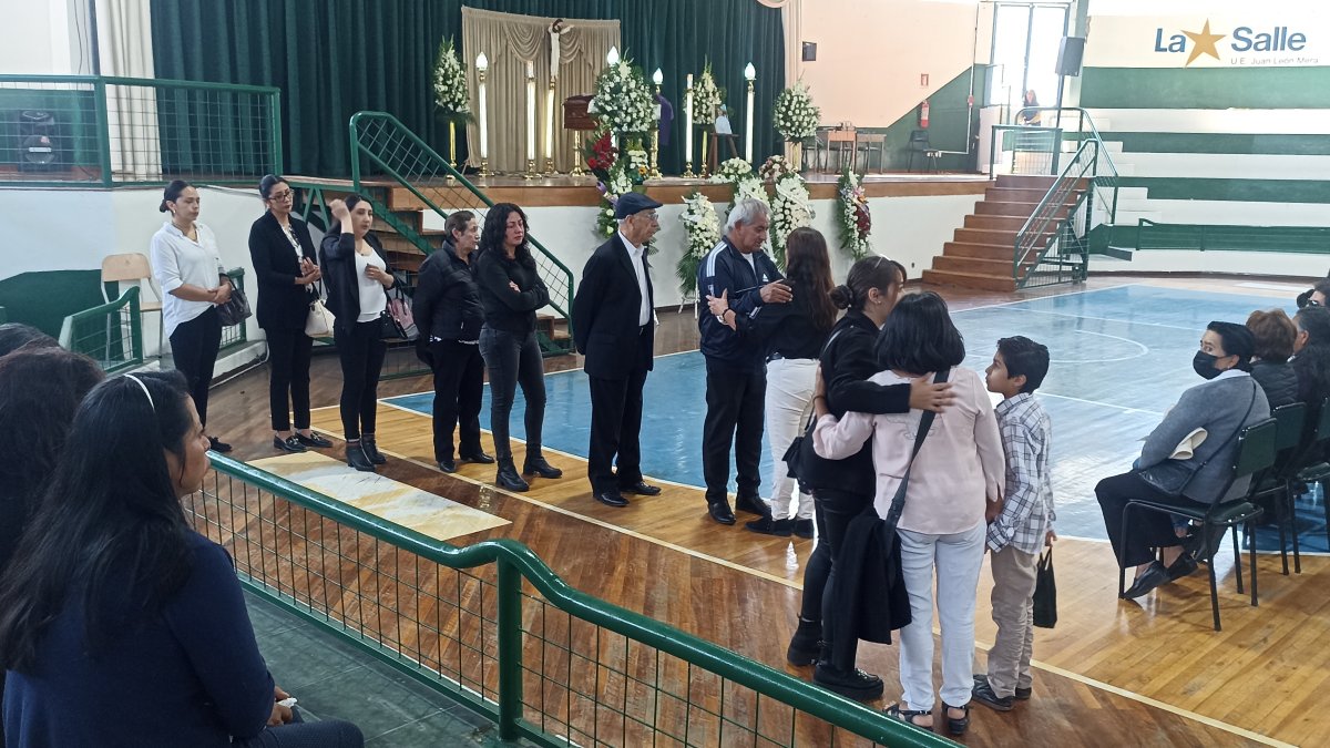 Velación. Este miércoles 6 de noviembre, feligreses despidieron a su párroco, en coliseo de Ambato.