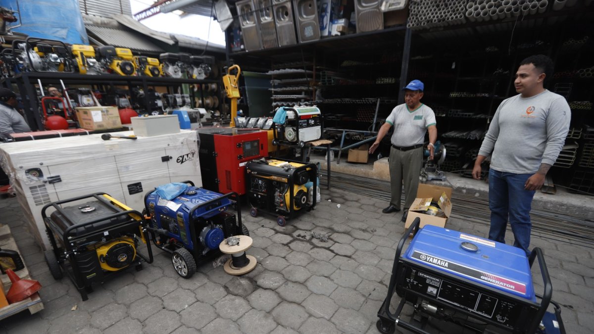 En dos meses de apagones la demanda de generadores aumentó. Solo en 30 días, en una ferretería de Cumbayá se vendieron 160.