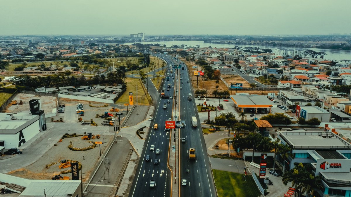 La avenida León Febres Cordero, vía principal de La Aurora, pasó por un proceso de rehabilitación de su carpeta asfáltica.
