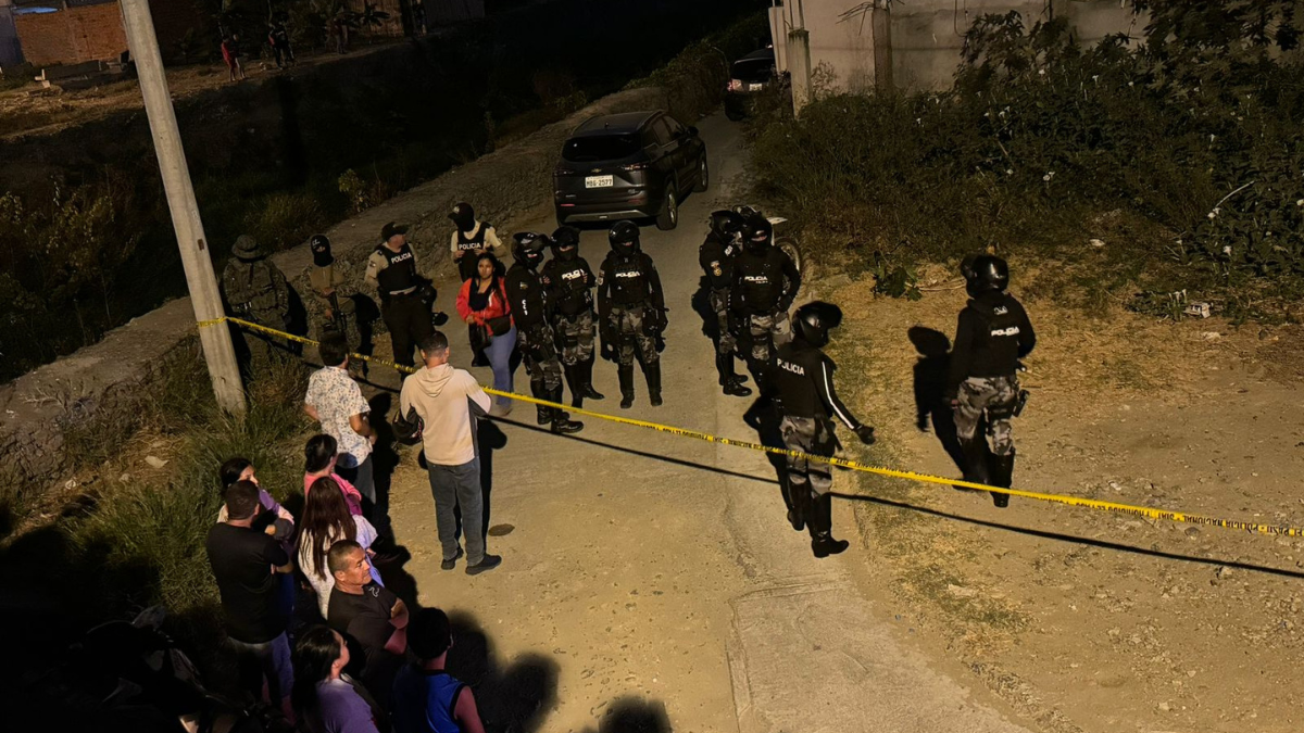 Agentes policiales llegaron hasta el lugar donde se registraron los asesinatos.