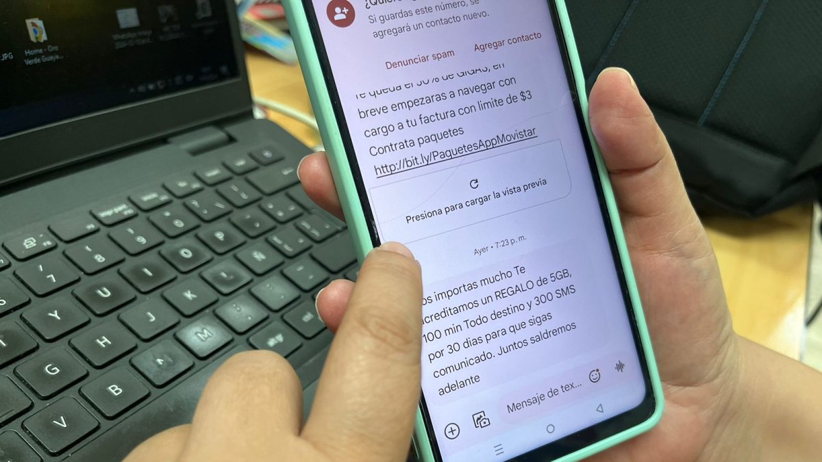 Usuario. Una persona lee un mensaje que le ha enviado Movistar sobre la compensación por los apagones que hay en Ecuador.