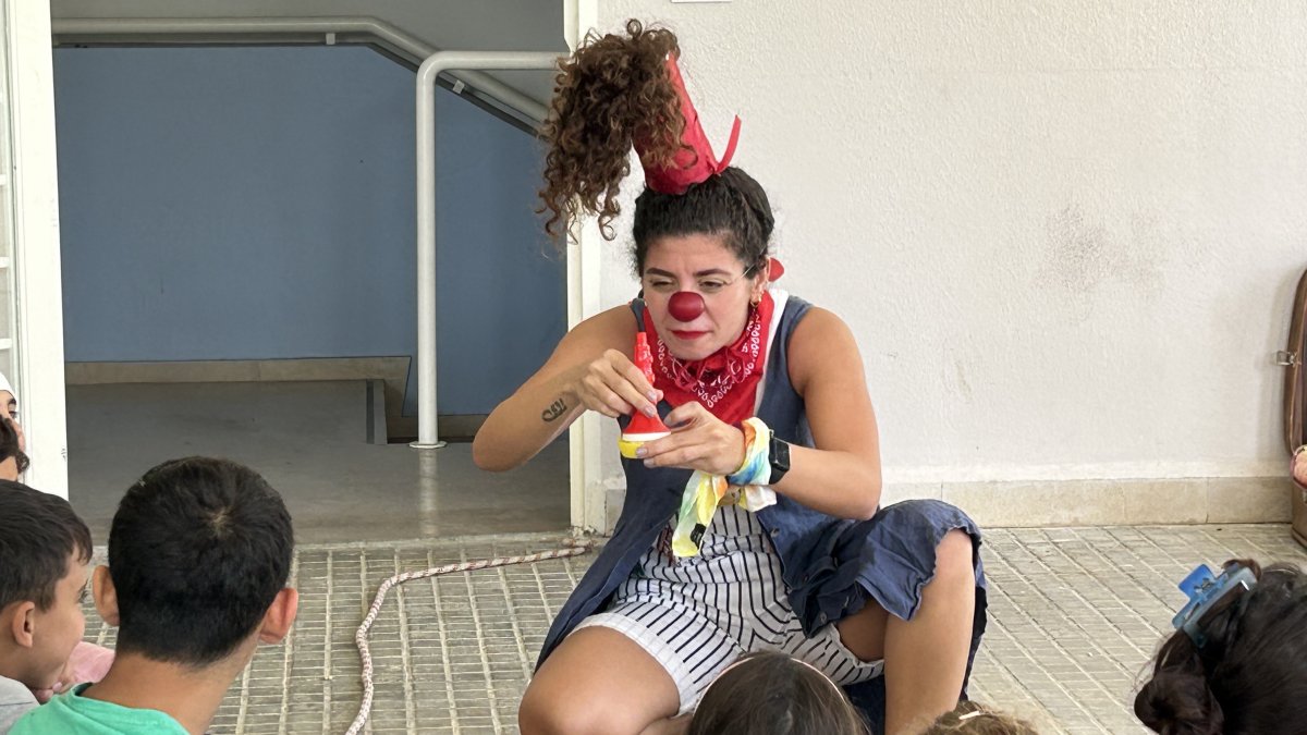 Payasos de la asociación Clown me In actúan ante una veintena de niños en un centro social de la localidad libanesa de Baabdat como parte de su programa  para atender la salud mental de los menores