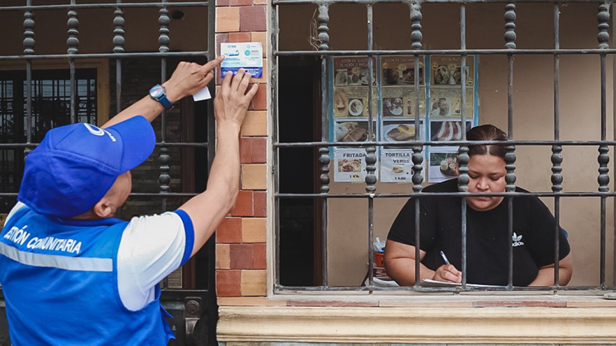 Tarea. Durante el mes de octubre diferentes ciudadanos han recibido charlas con el fin de corregir esta problemática.
