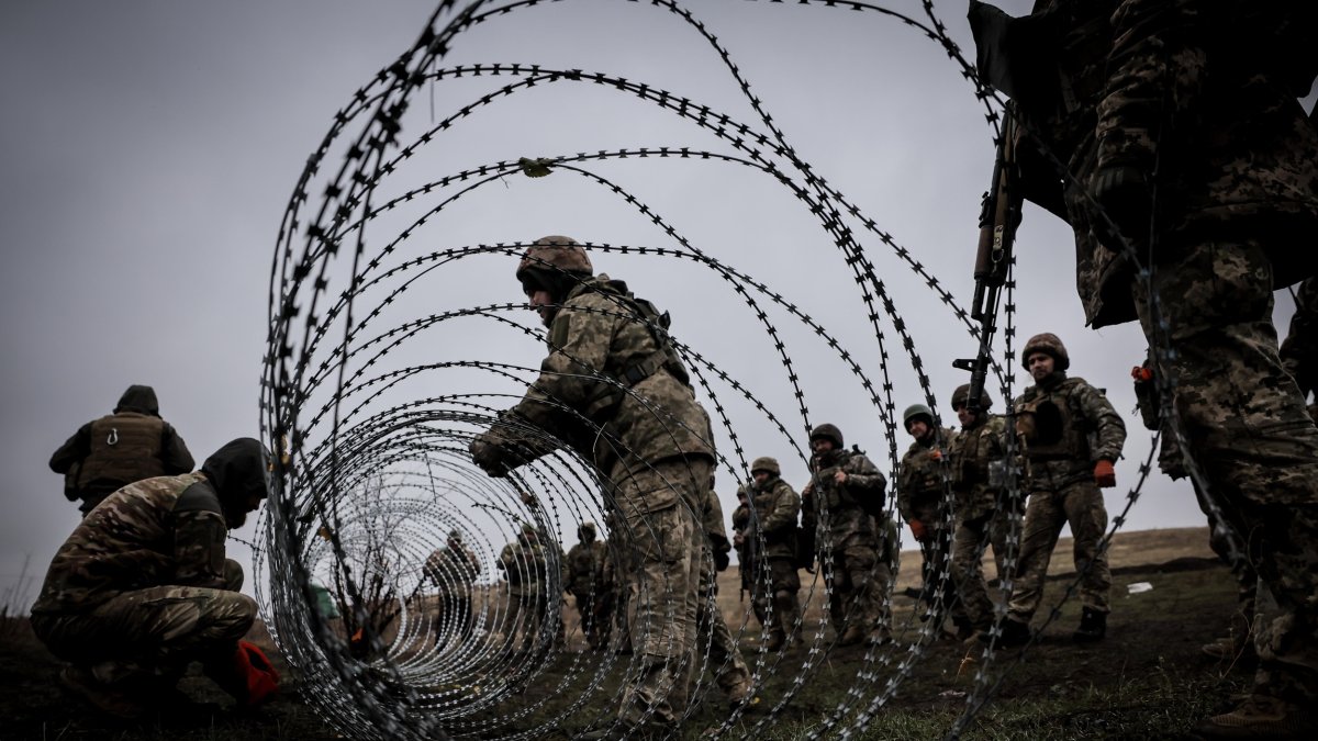 Donetsk. Elementos militares de Ucrania colocan una vaya de púas en un punto fronterizo.