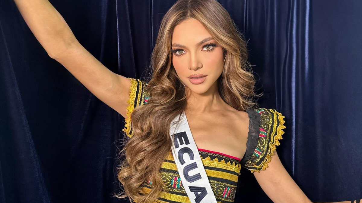 Mara modelando una prenda con colores característicos de Ecuador