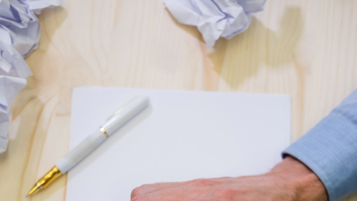 Escribir sentimientos de ira y luego tirar el papel puede reducir el enojo