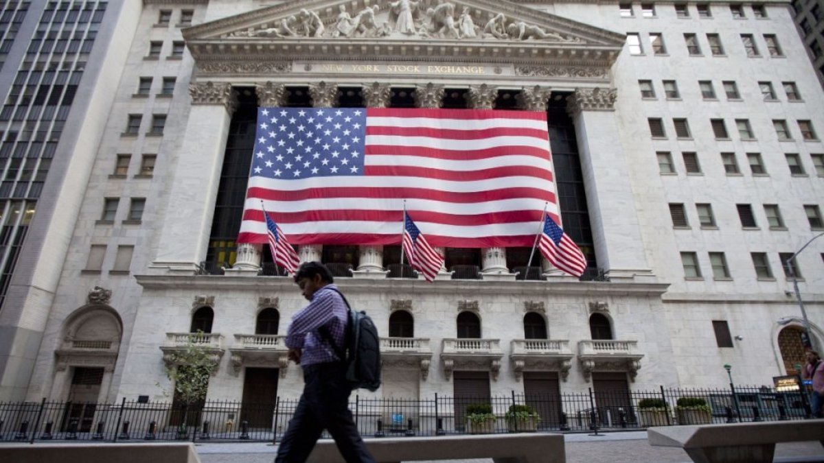 Vista de la fachada de la sede de la bolsa de valores.