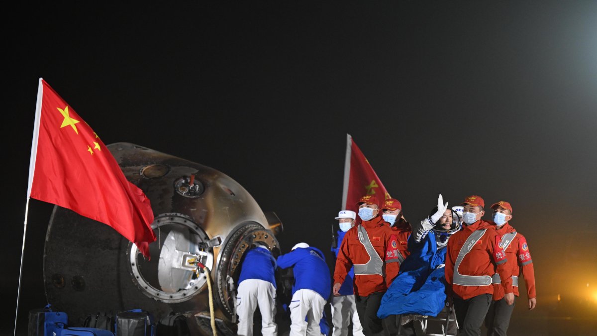 El astronauta chino Li Cong (3-D) saluda mientras es sacado de la cápsula de retorno de la nave espacial tripulada Shenzhou-18 en el sitio de aterrizaje Dongfeng, China.