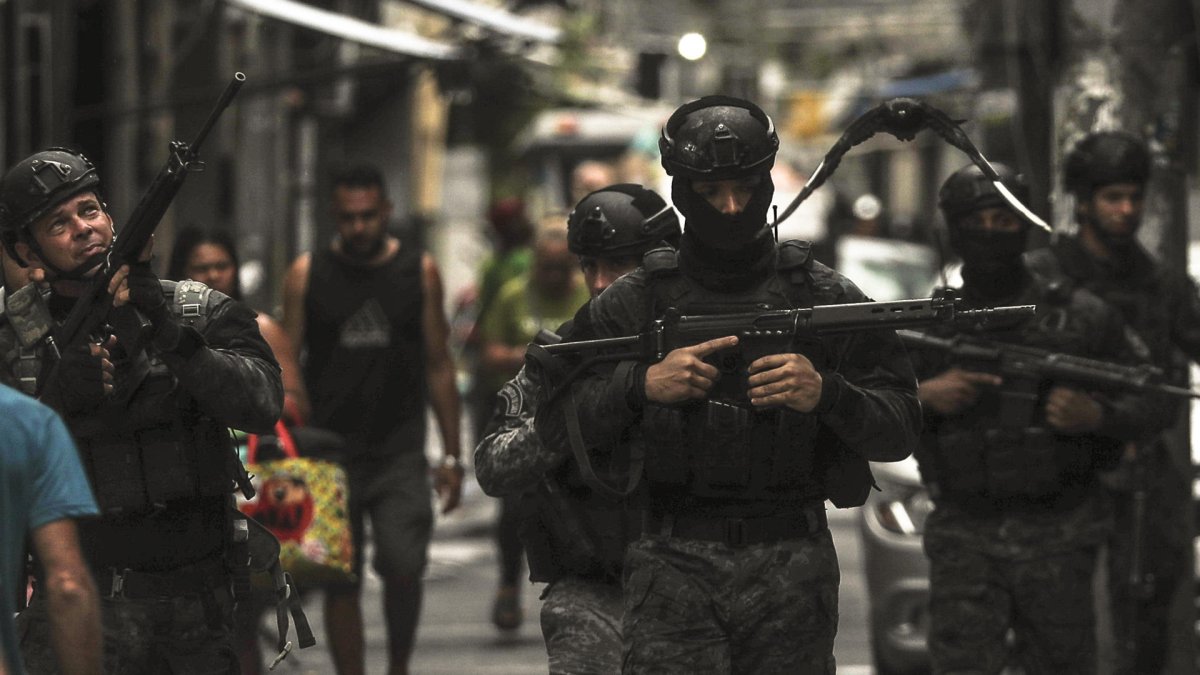 Policías que participan en un operativo contra las bandas criminales en la Favela de Maré, en la zona norte de la ciudad de Río de Janeiro (Brasil).