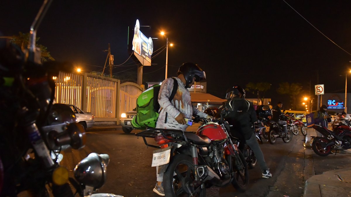 . Trabajadores. Esperando tener una carrera de delivery.