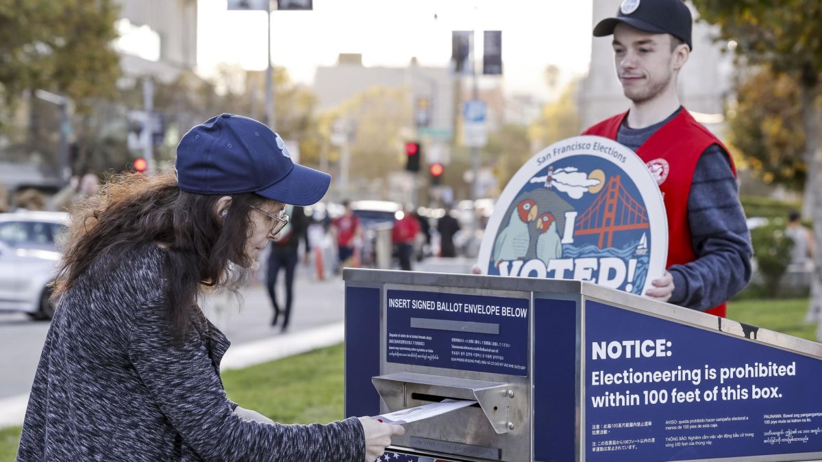 Una mujer latina deposita su voto este martes en la ciudad de Ditroit, en Michigan, Estados Unidos.