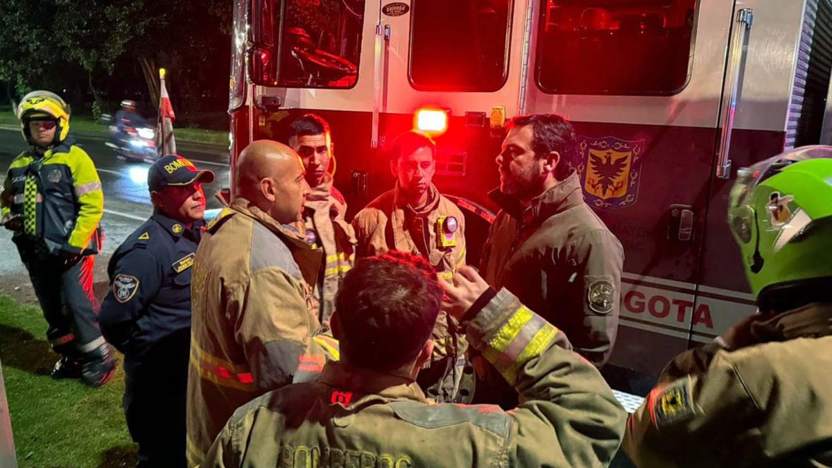 El alcalde Carlos Fernando Galán (2d), hablando con bomberos durante los trabajos de rescate este miércoles en Bogotá (Colombia).