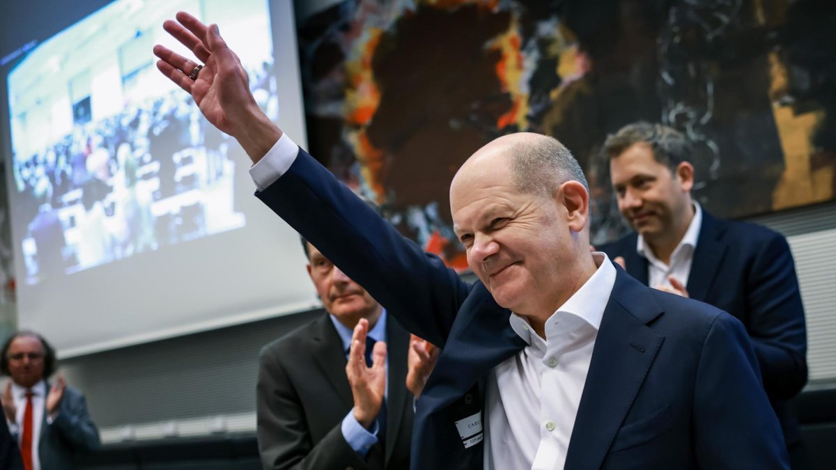 El canciller alemán Olaf Scholz saluda mientras recibe aplausos antes de una reunión de fracción del Partido Socialdemócrata (SPD) en Berlín, Alemania.