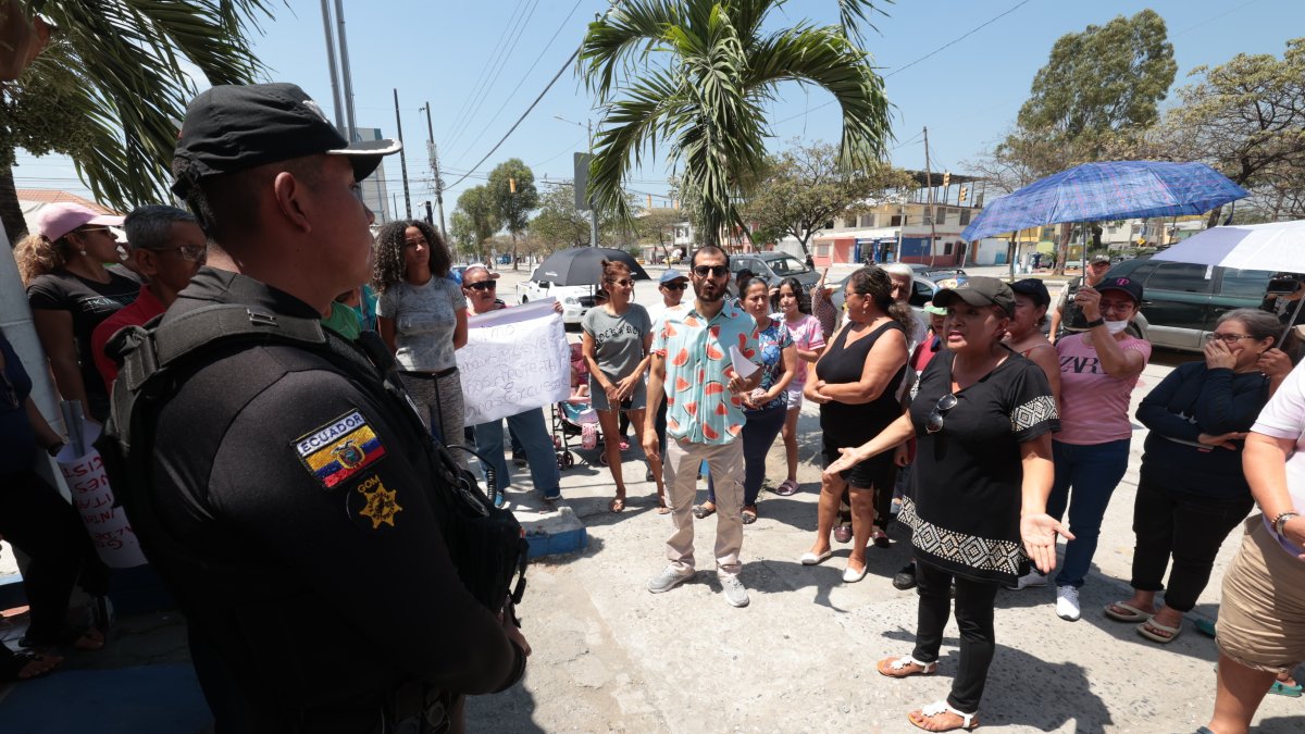 Malestar. La ciudadanía ha llevado sus quejas en grupo hasta los exteriores de las UPC de la ciudadela.