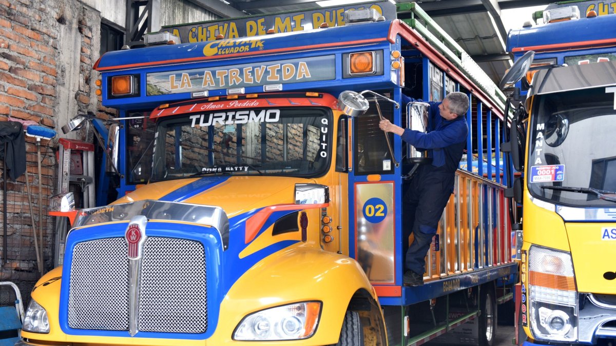 En La Chiva de mi Pueblo ponen a punto los vehículos para la temporada. Realizan de cuatro a seis recorridos diarios durante las fiestas.