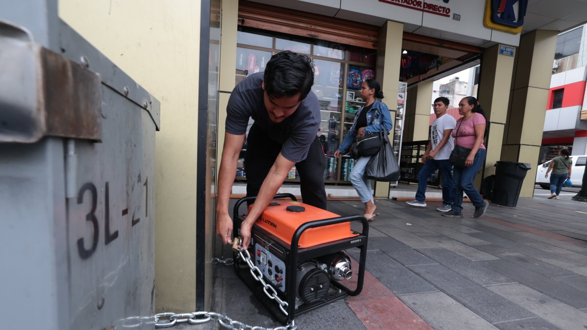 Comerciantes. Los propietarios de los negocios atan sus generadores a la pared con cadenas y candados, para que no sean robados por los delincuentes. Han ocurrido varios casos.