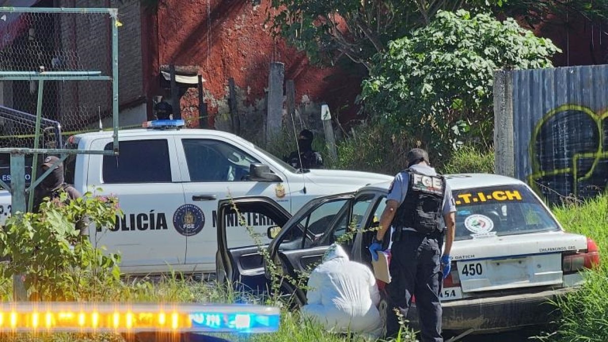 La madrugada de este jueves fue trasladada la camioneta donde encontraron los cuerpos de once personas en el municipio de Chilpancingo en el estado de Guerrero (México).