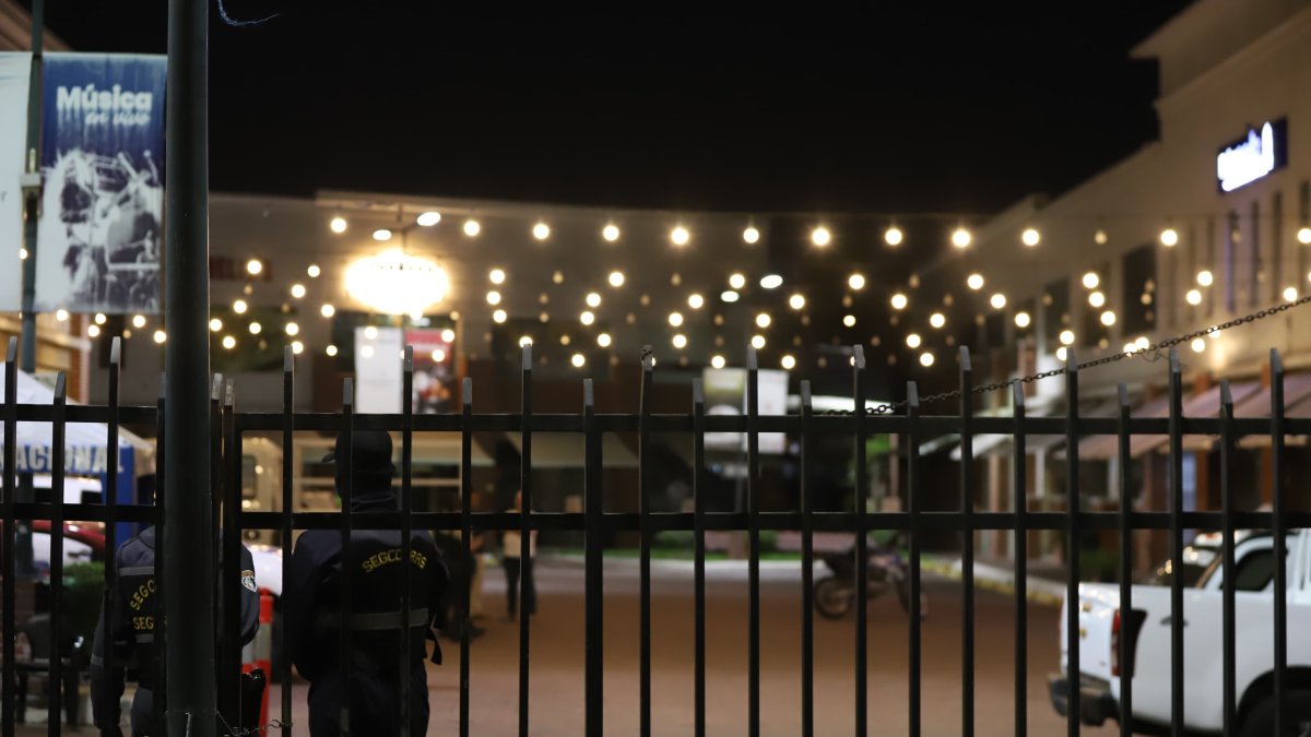 En una plaza comercial de la av. León Febres Cordero se cometió un crimen.