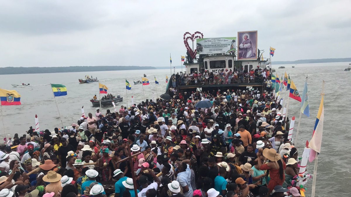 Los devotos acuden en caravana en lanchas para el desfile náutico en la isa isla de Canchimalero, en Esmeraldas.
