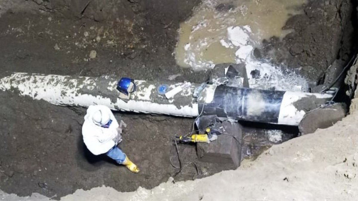 Los trabajadores de la Epmaps soldaron la tubería que se rompió y dejó sin agua a Tumbaco y Cumbayá.