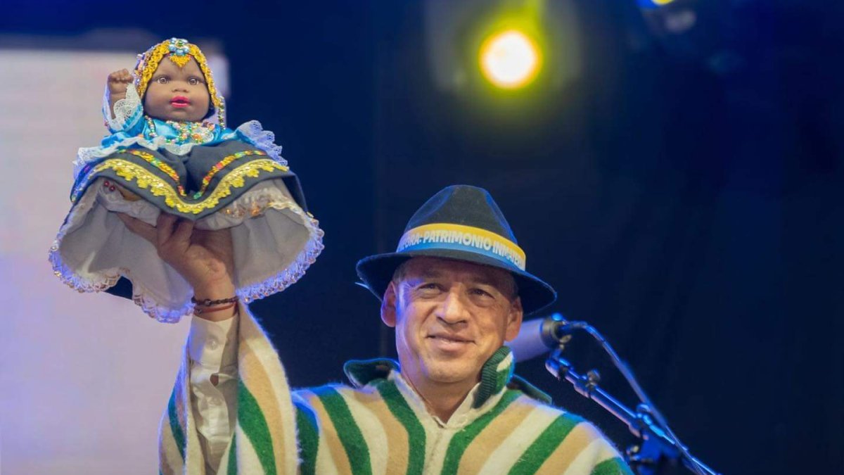 José Semanate, muestra la muñeca entregada por la familia Torres Albán, en Latacunga.