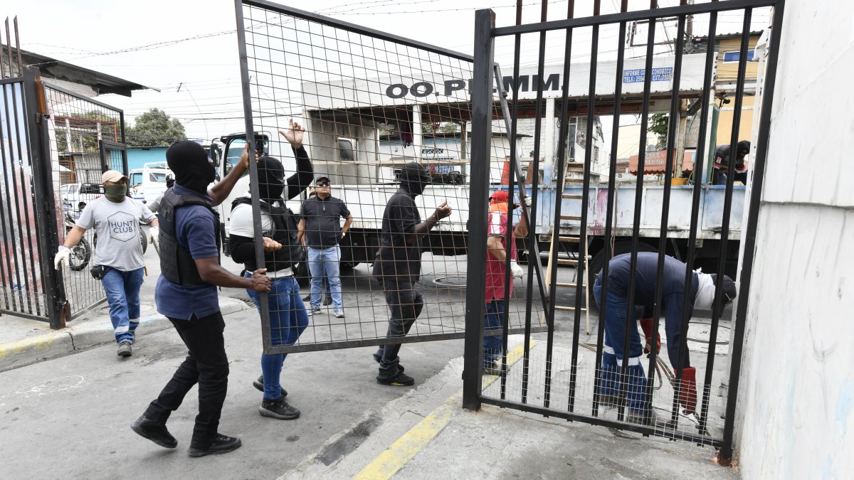 En el retiro de las estructuras participaron diferentes entidades.