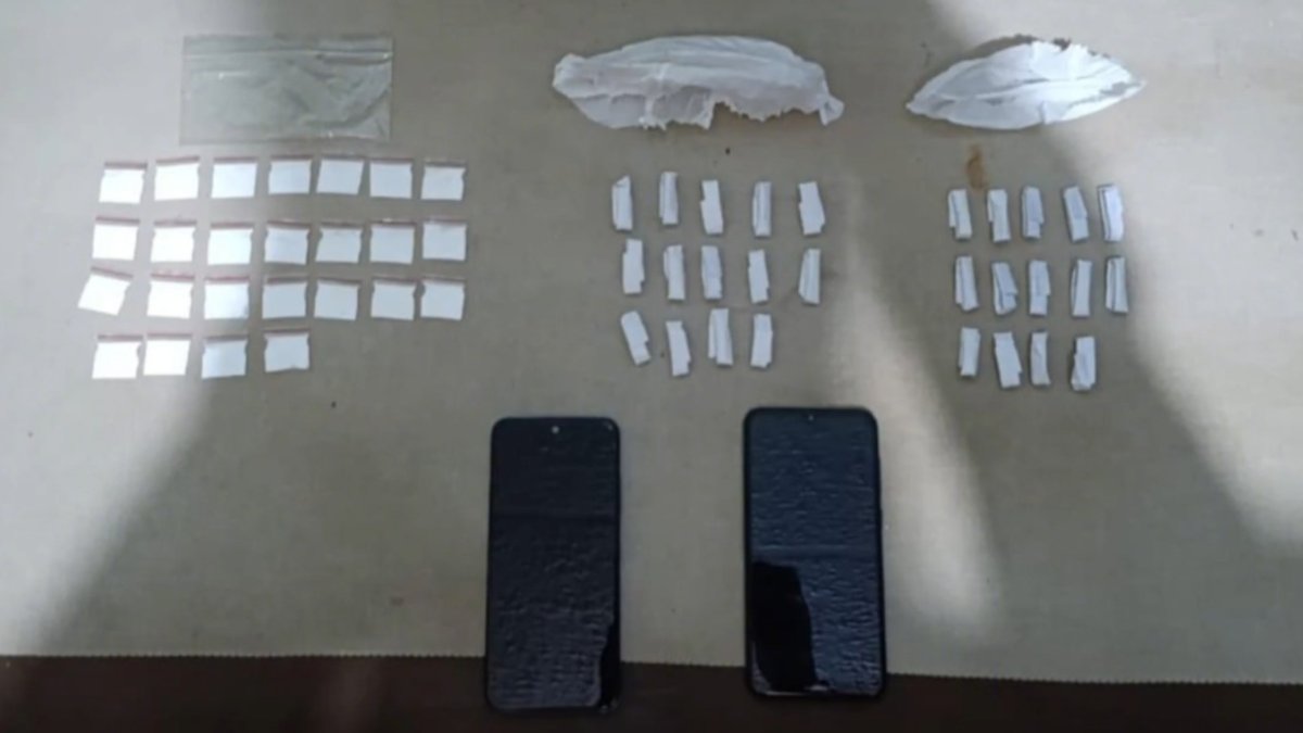 Entre los indicios se hallaron armas de fuego y sustancias sujetas a fiscalización.