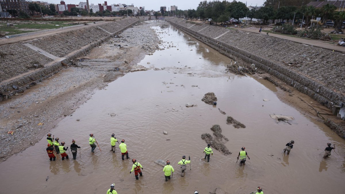 Miembros de la Unidad Militar de Emergencia UME realizan tareas de búsqueda en el barranco del Poyo, a la altura la localidad valenciana de Catarroja, este viernes.