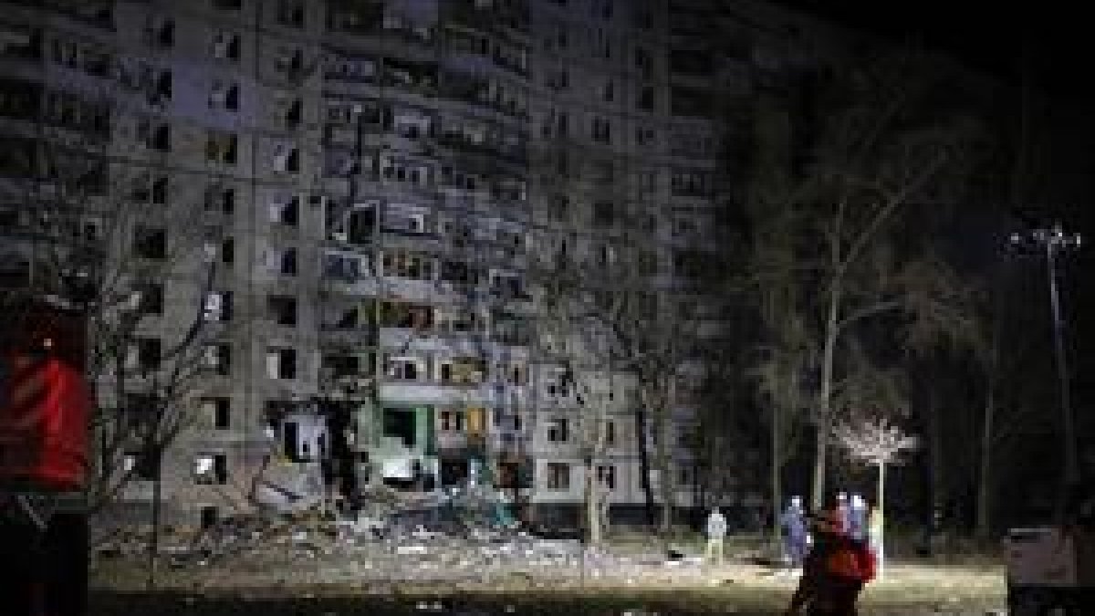 Los rescatistas trabajan en el lugar de un ataque con bomba planeadora contra un edificio residencial en Kharkiv, Ucrania, el 8 de noviembre de 2024, en medio de la invasión rusa.
