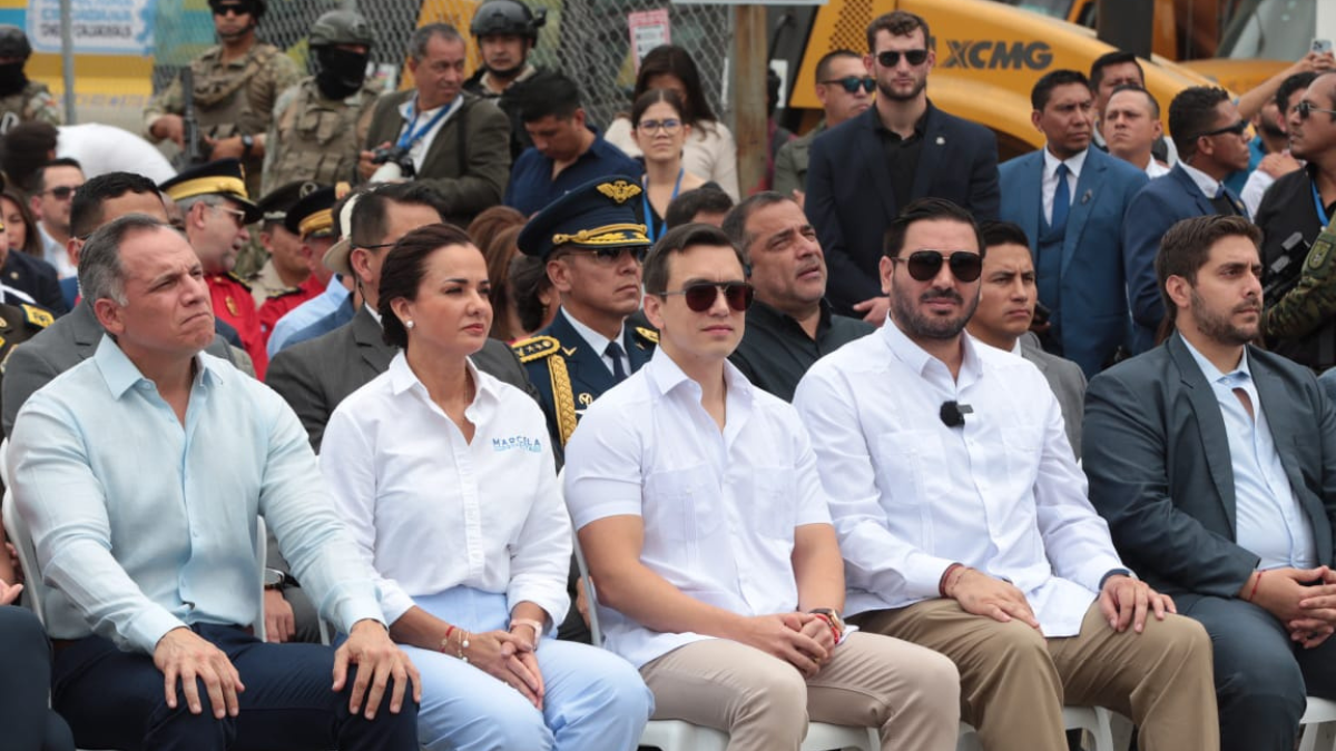 Al evento de la Prefectura del Guayas asistieron autoridades nacionales, entre estas el presidente Daniel Noboa.