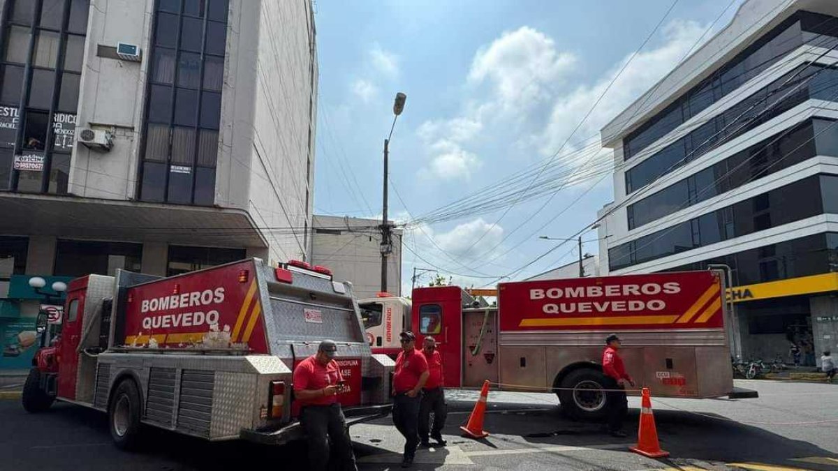 Manifiesto. Los bomberos cerraron la calle Bolívar donde se encuentra la entidad, situada en pleno centro de Quevedo, provincia de Los Ríos.
